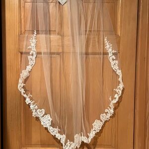 Elegant White Lace Veil